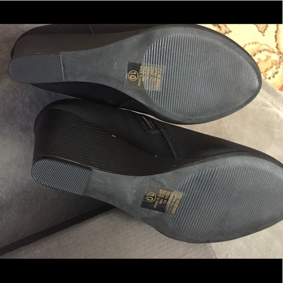 Women’s Ankle Wedge Suede Boot New in Box - Picture 3 of 16